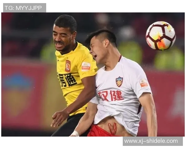 路人偶遇足球明星瞬间定格合照分享幸福时刻的温馨故事